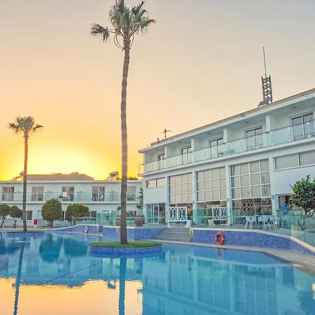 מלון Fedrania Gardens 2*